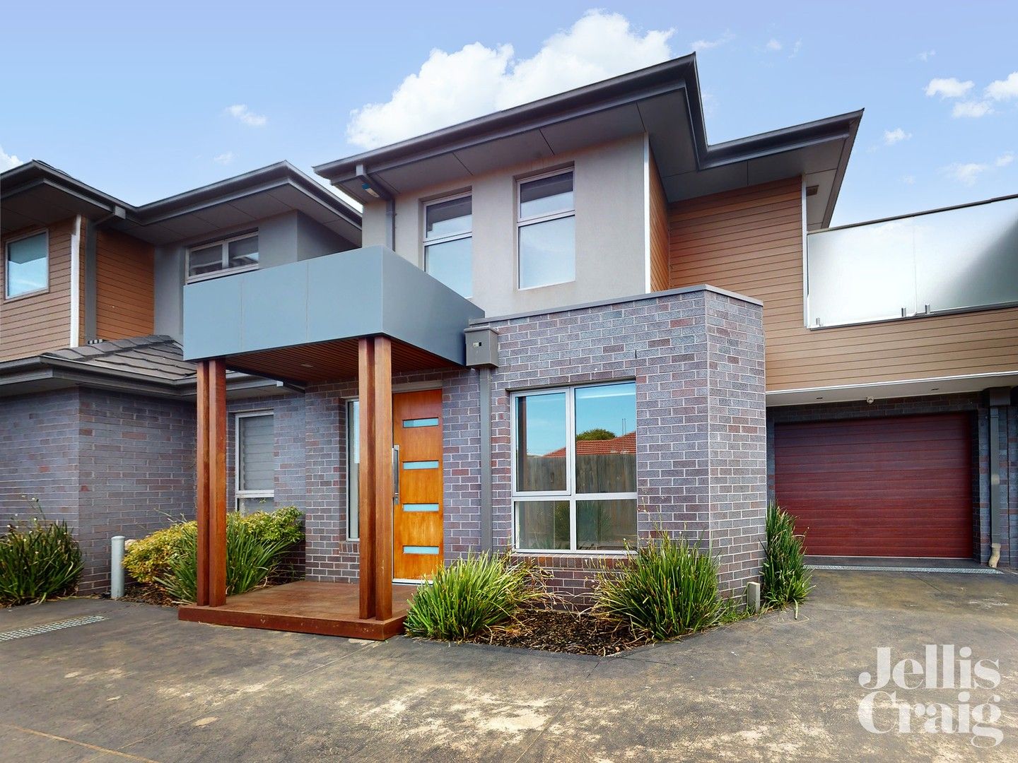 2 bedrooms Townhouse in 2/6 Fenacre Street STRATHMORE VIC, 3041