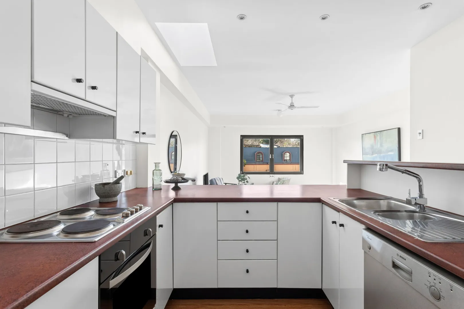 Sunlit dual level warehouse conversion with views to the city Top floor abode in warehouse conversion with iconic views – pohled 4