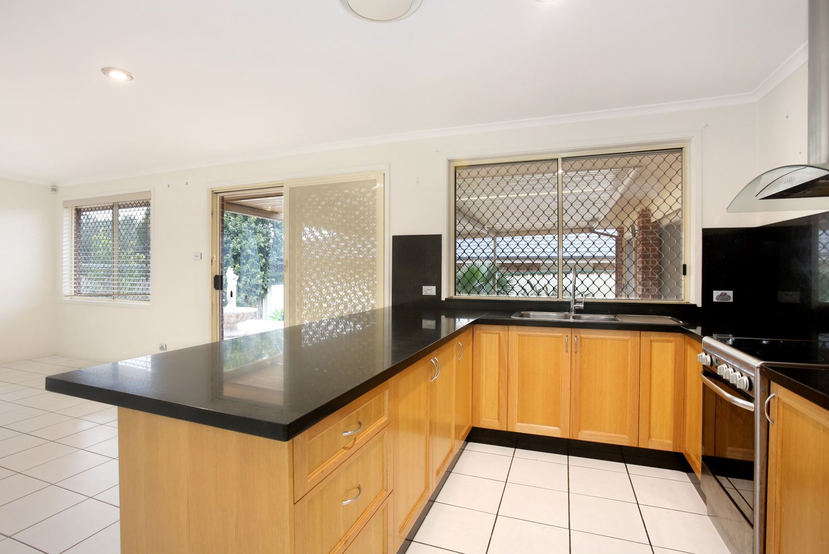 11 Downes Crescent, Currans Hill NSW 2567, Image 2