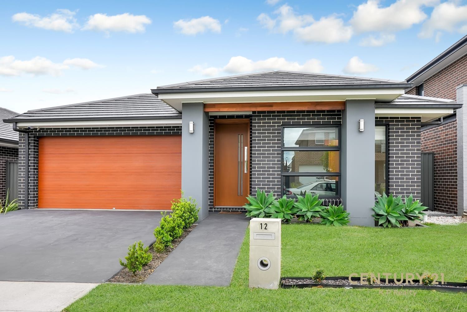 3 bedrooms House in 12 Qualmann Street JORDAN SPRINGS NSW, 2747