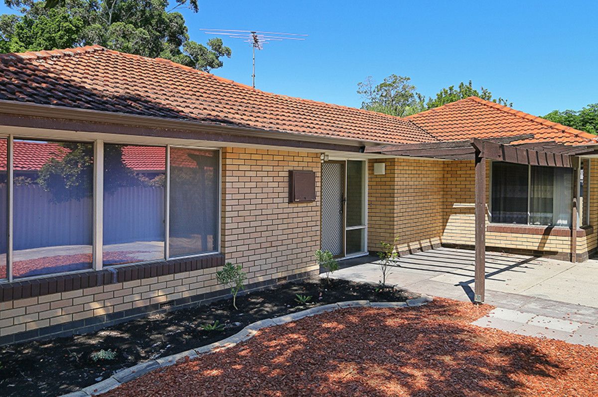 4 bedrooms House in 12 Camborne Way THORNLIE WA, 6108