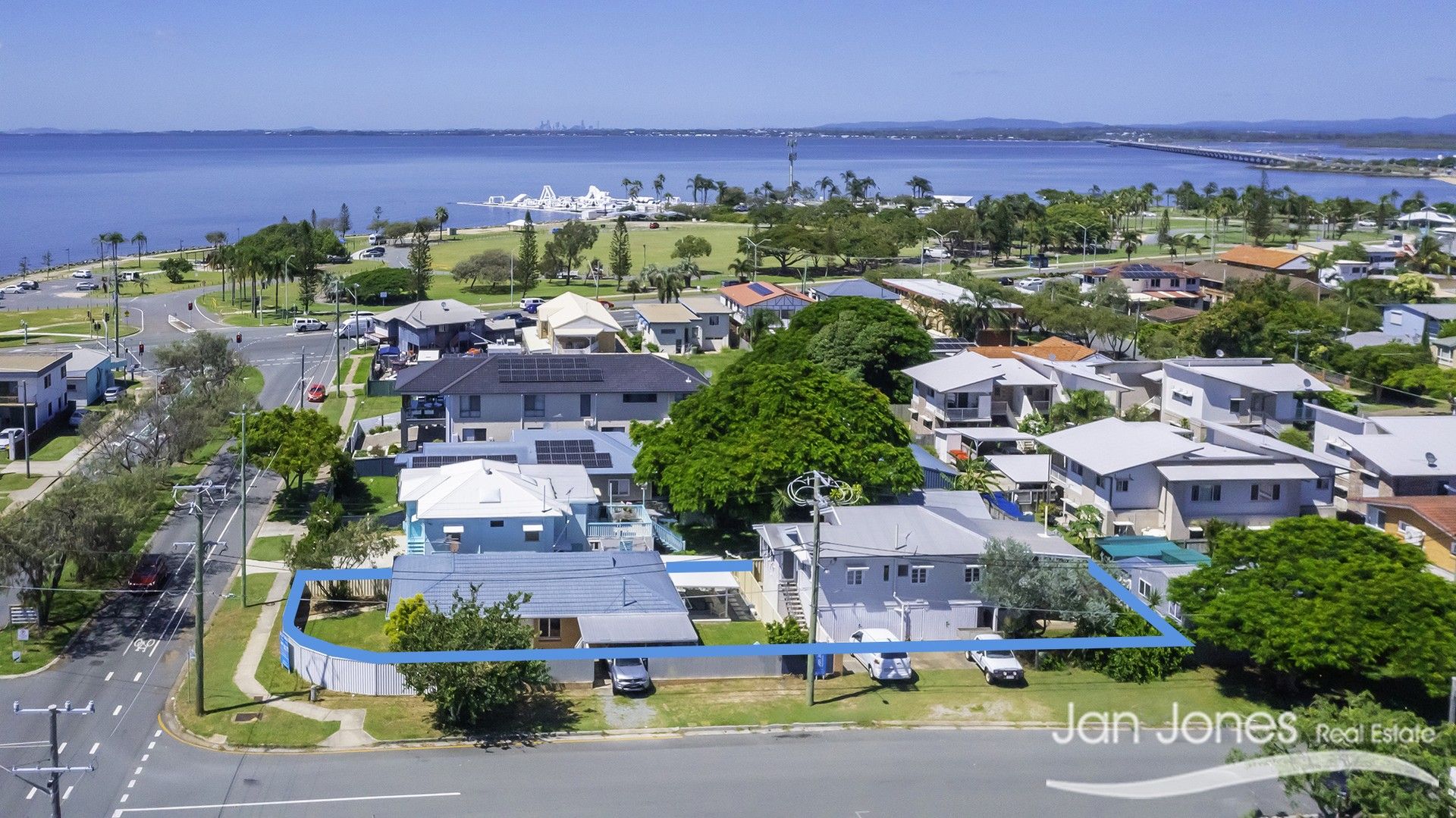 8 bedrooms House in 9 Maine Rd CLONTARF QLD, 4019