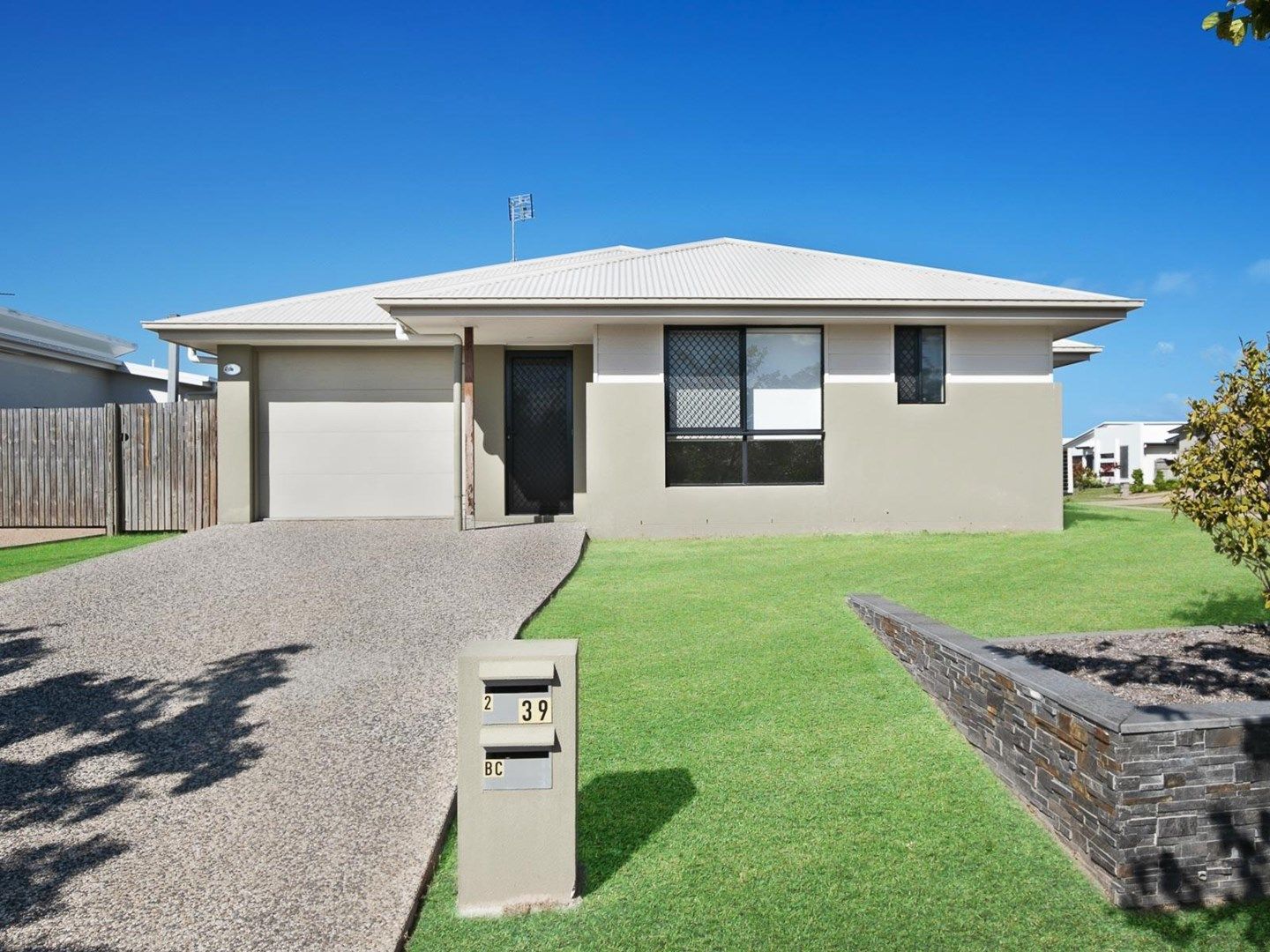 3 bedrooms Semi-Detached in 2/39 Sanctum Boulevard MOUNT LOW QLD, 4818