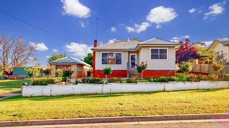 3 bedrooms House in 10 Lillian St JUNEE NSW, 2663