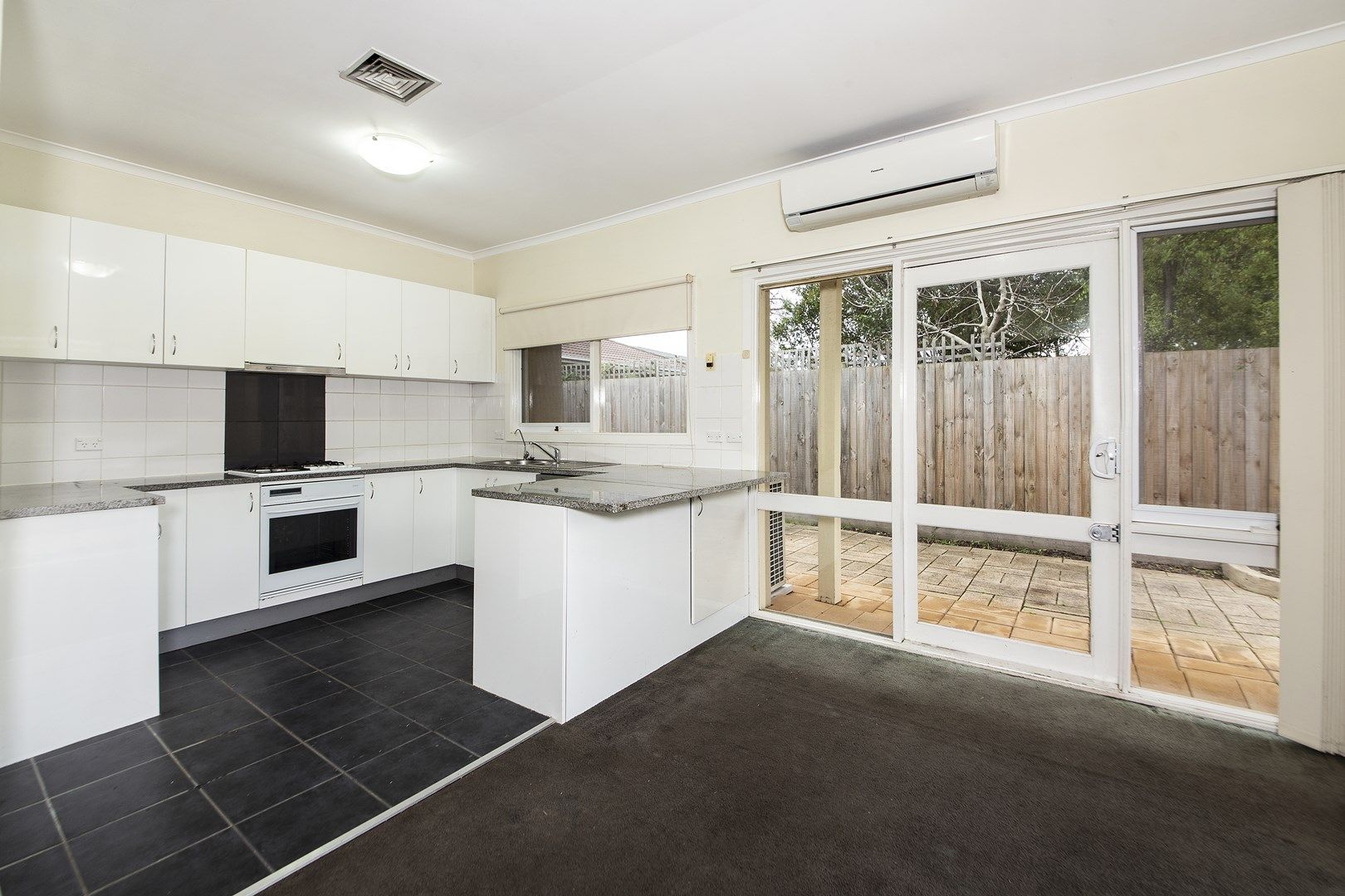 2 bedrooms Apartment / Unit / Flat in 4/258 Koornang Road CARNEGIE VIC, 3163