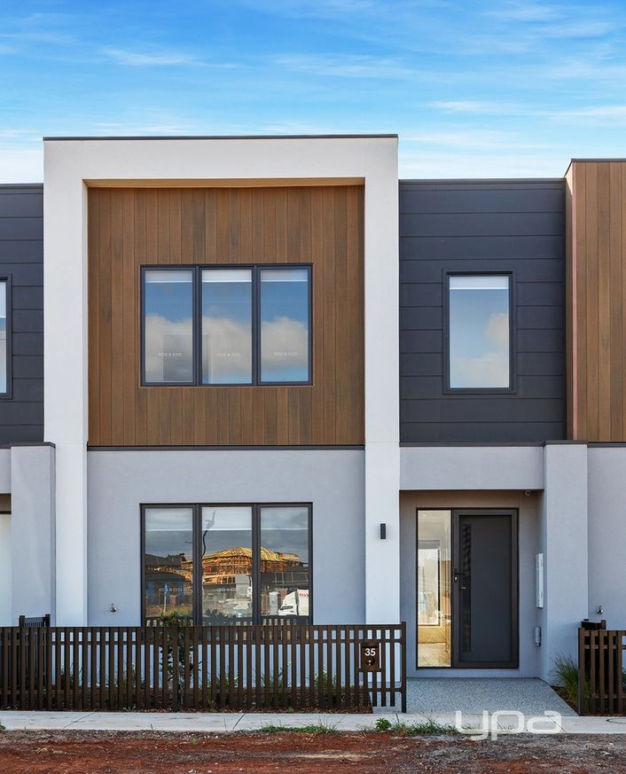 3 bedrooms House in 35 Mustang Circuit BONNIE BROOK VIC, 3335