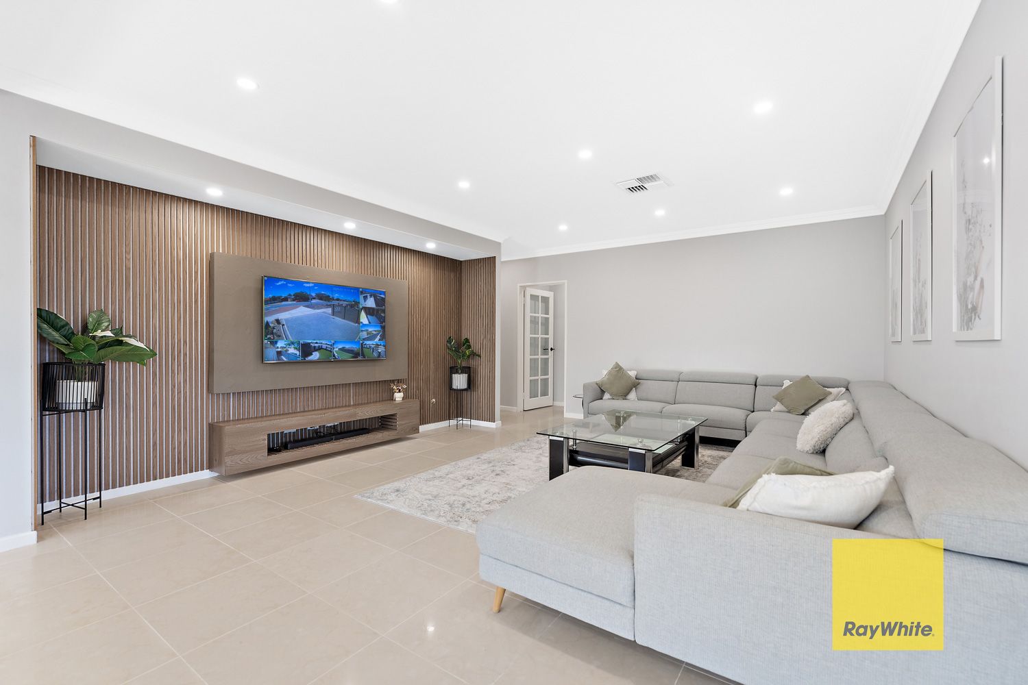 5 bedrooms House in 165 Yale Road THORNLIE WA, 6108