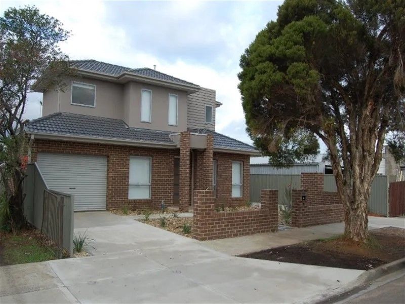 4 bedrooms Townhouse in 1/10 Kinnane Cres SUNSHINE VIC, 3020