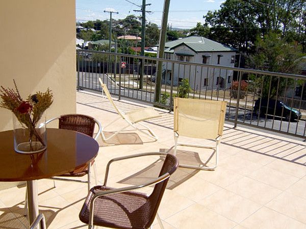 2 bedrooms House in 2/17 Richmond Road MORNINGSIDE QLD, 4170