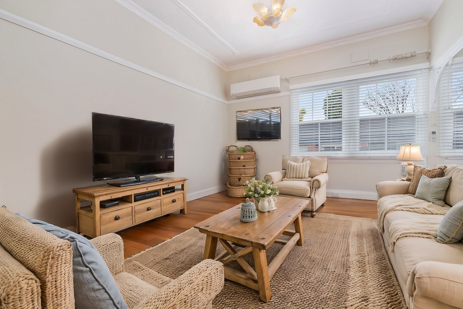1 bedrooms Apartment / Unit / Flat in Flat 2/12 Balmoral Street WAITARA NSW, 2077
