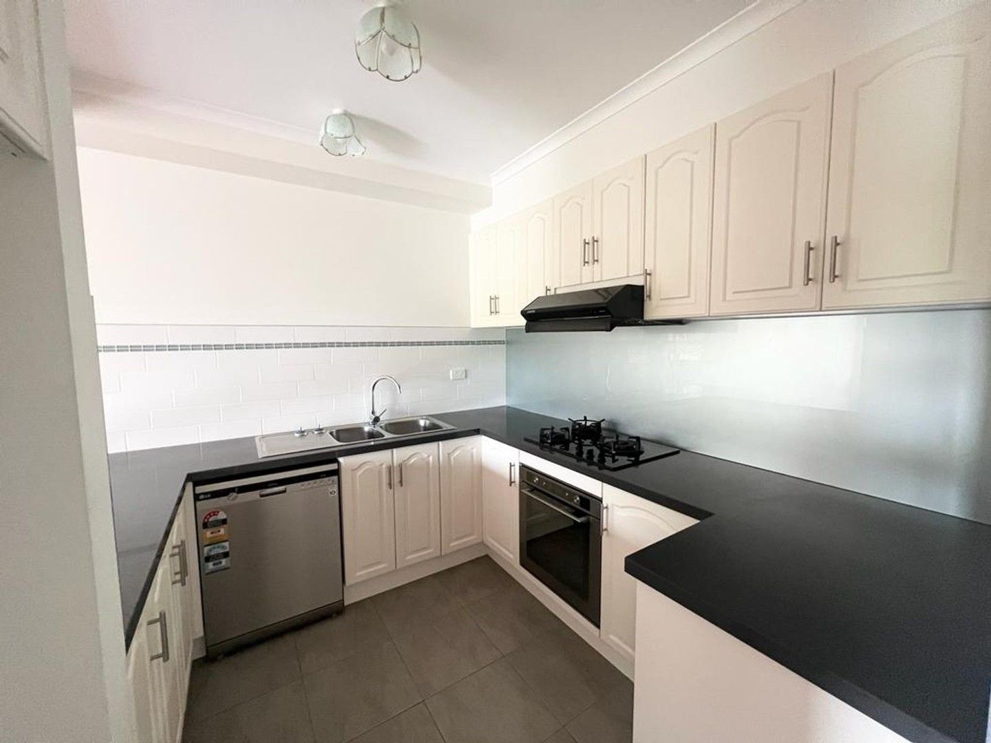 Apartment / Unit / Flat in 17/60 Avendon Boulevard, GLEN WAVERLEY VIC, 3150