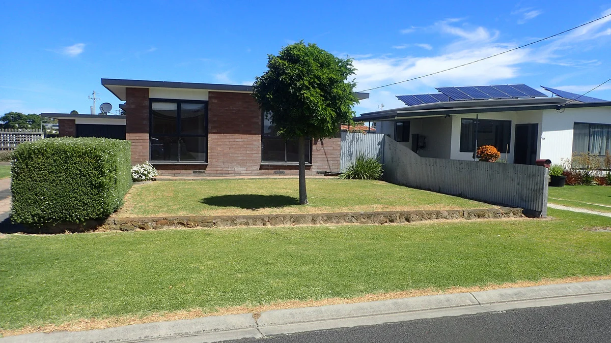 18 Roberts Avenue, Port Fairy VIC 3284