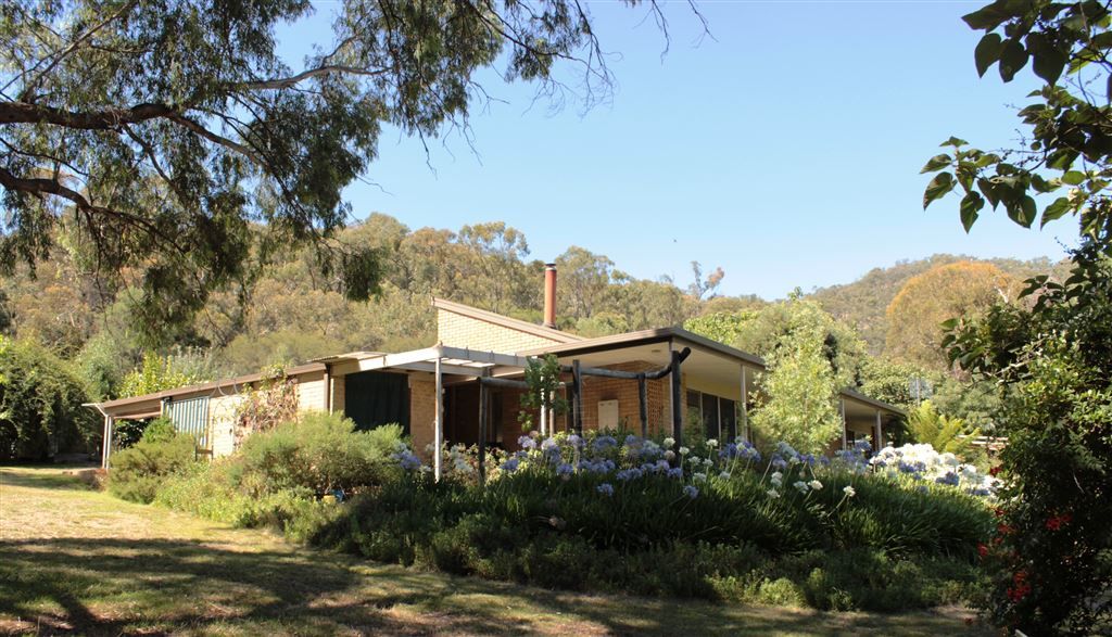 27 Shannon Court, Eildon VIC 3713, Image 2