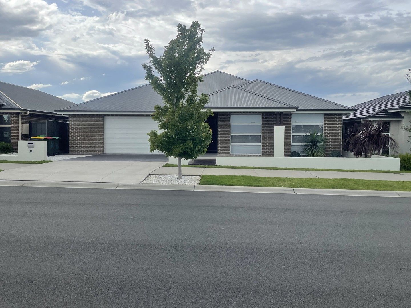 4 bedrooms House in 66 The Straight ORAN PARK NSW, 2570