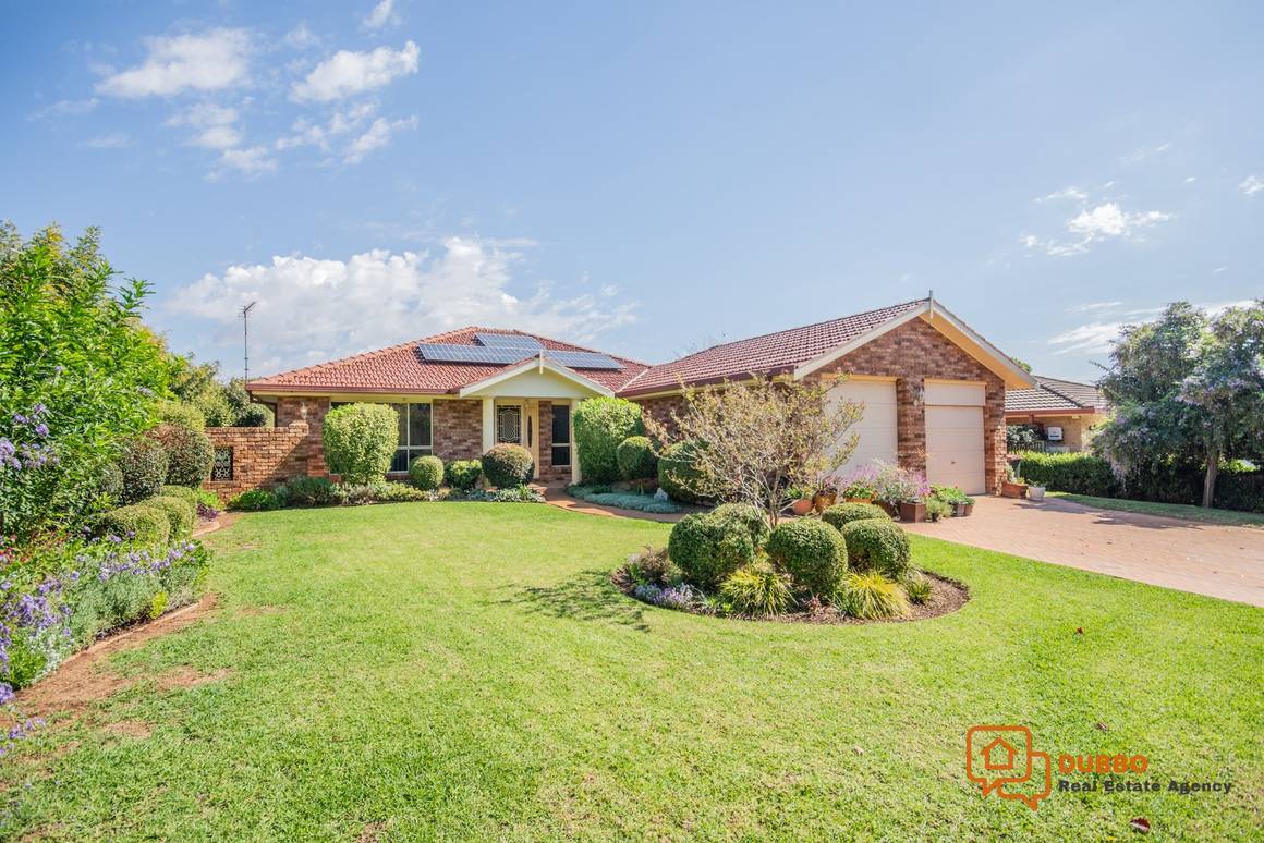 Picture of 15 Hillcrest Place, DUBBO NSW 2830