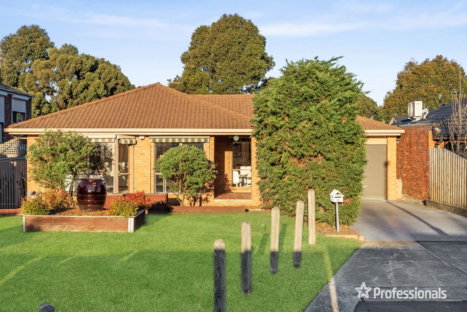 4 bedrooms House in 10 Turin Place TAYLORS LAKES VIC, 3038