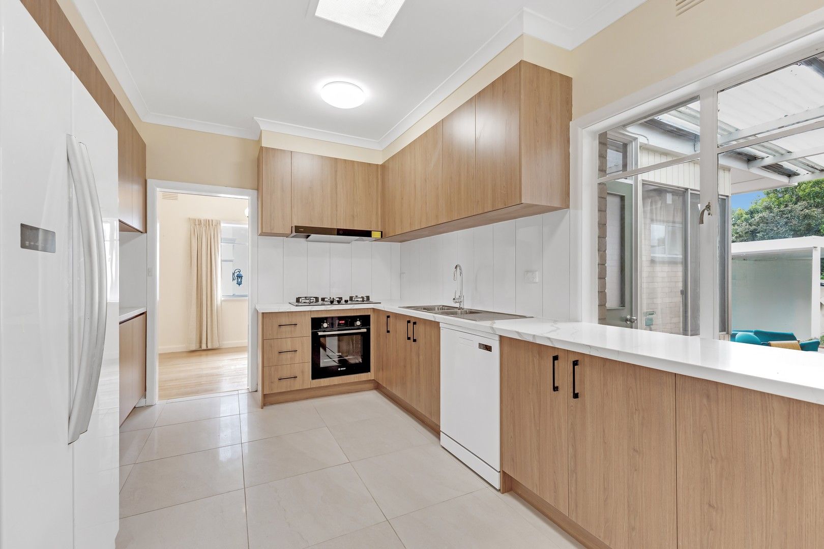 5 bedrooms House in 35 Larch Crescent MOUNT WAVERLEY VIC, 3149