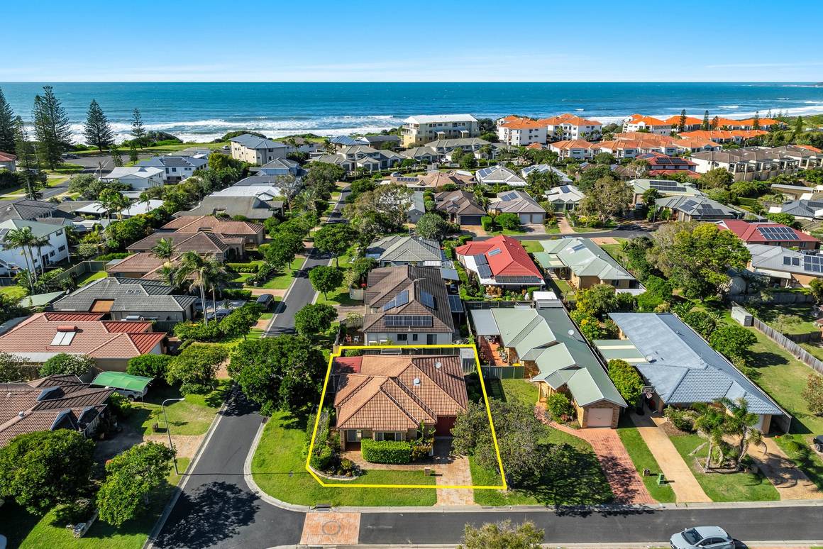Picture of 2 Blue Water Court, YAMBA NSW 2464