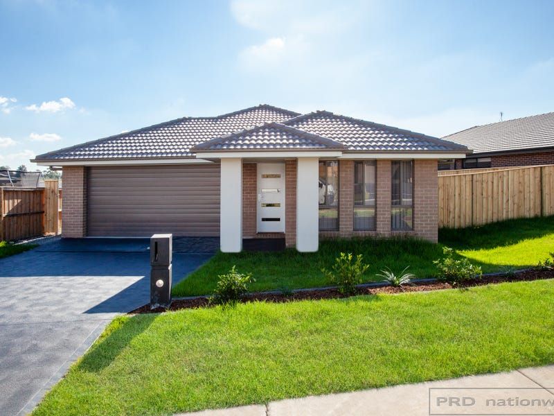 4 bedrooms House in 3 Plover Circuit ABERGLASSLYN NSW, 2320