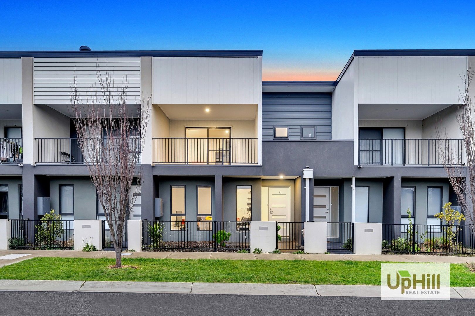 3 bedrooms Townhouse in 8 ST MARTIN WAY PAKENHAM VIC, 3810