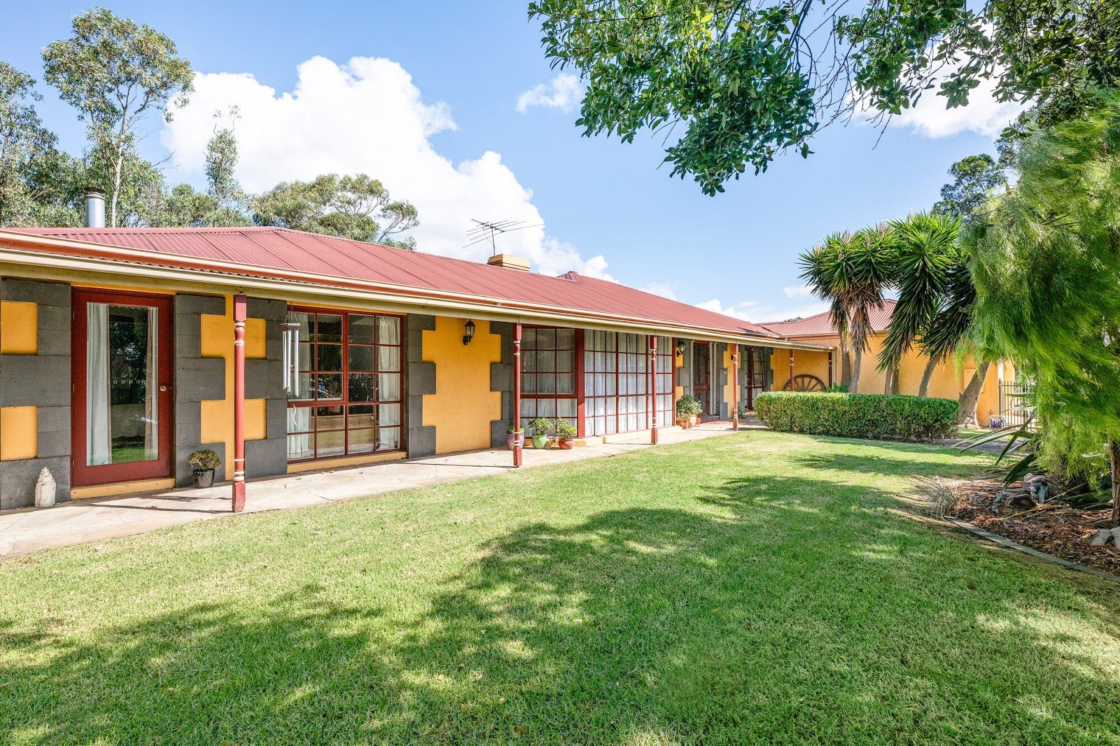 4 bedrooms House in 38 Yvette Drive ROWVILLE VIC, 3178