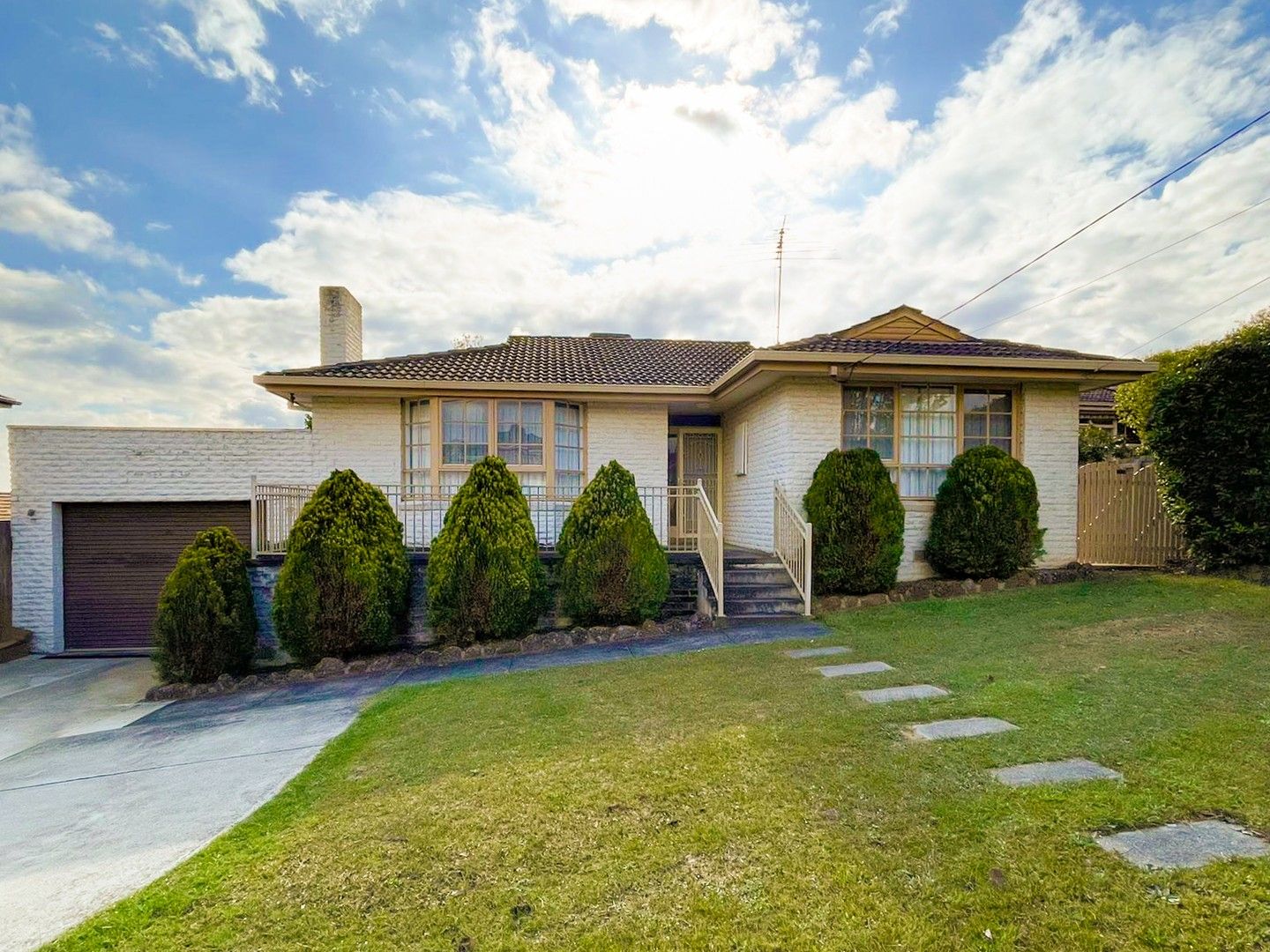 3 bedrooms House in 1 Maldon Crescent DONCASTER EAST VIC, 3109