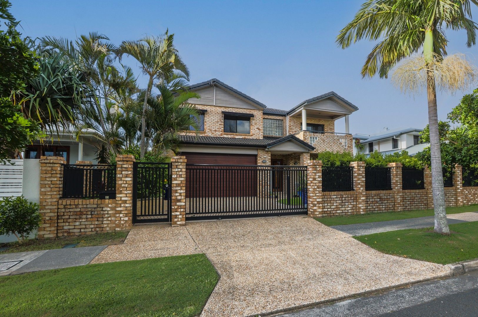 5 bedrooms House in 23 Riviera Road MIAMI QLD, 4220