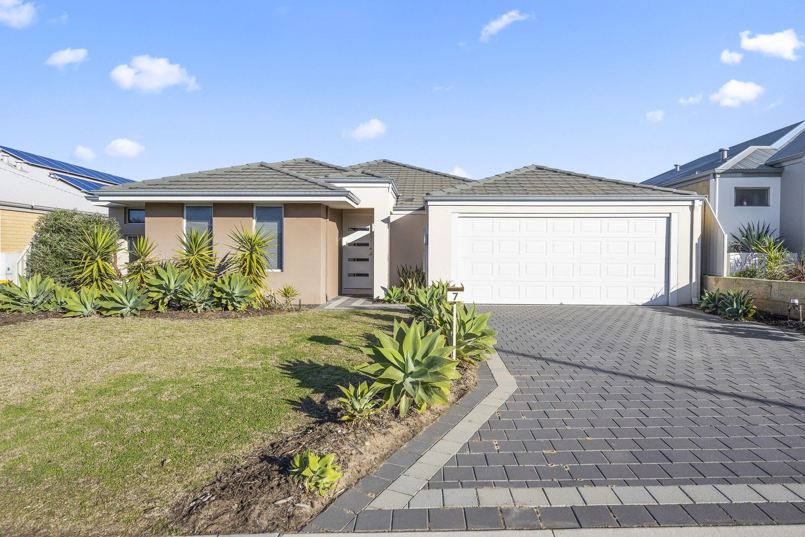 5 bedrooms House in 7 Danforth Crescent ALKIMOS WA, 6038