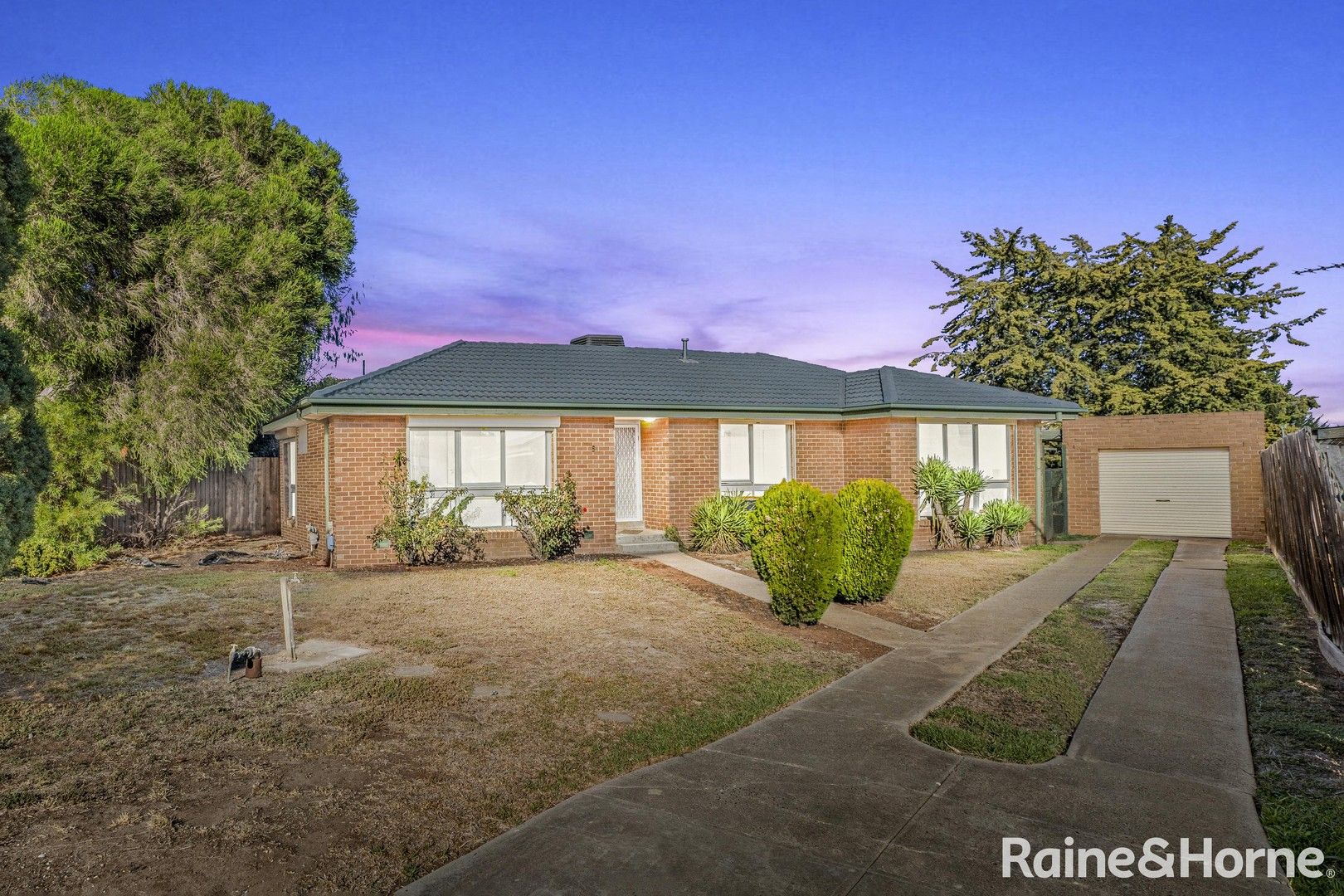 3 bedrooms House in 6 Laraine Place MELTON WEST VIC, 3337