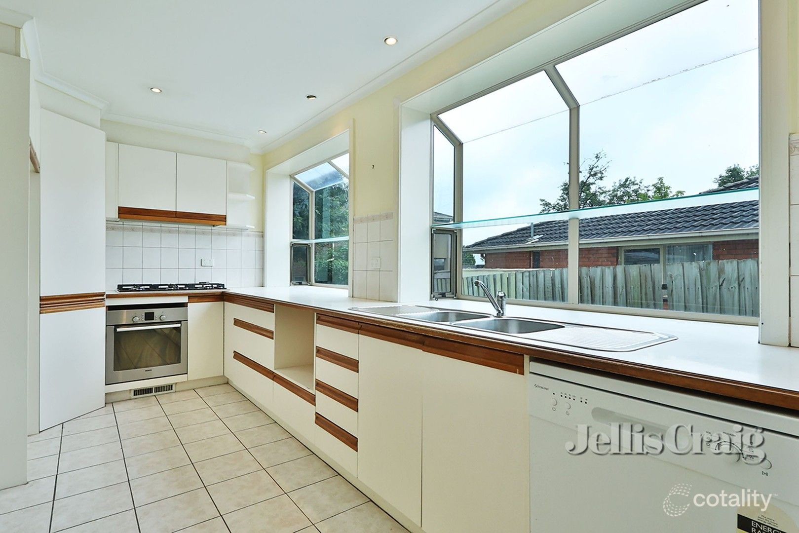 5 bedrooms House in 1 Golden Grove GLEN WAVERLEY VIC, 3150