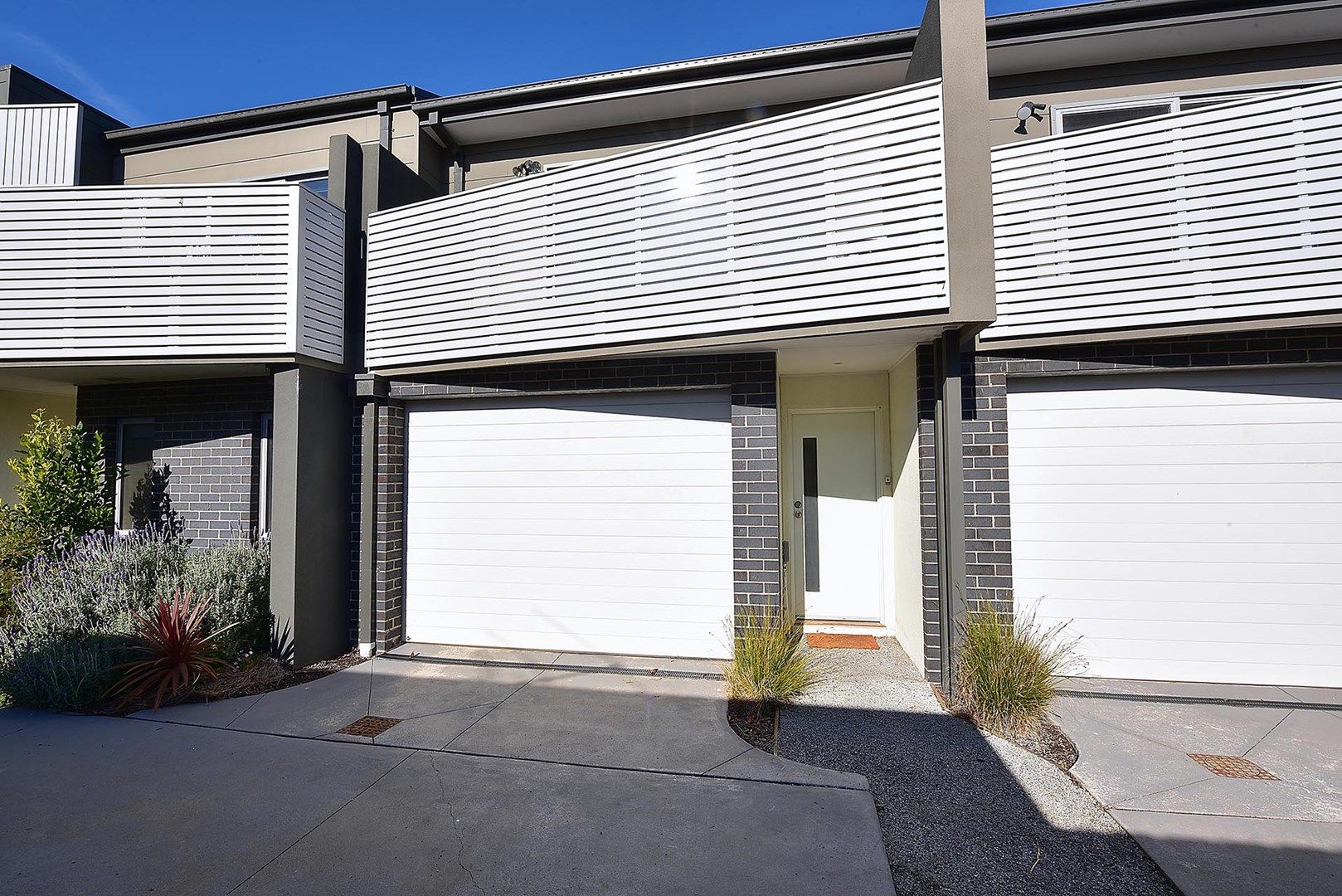 2 bedrooms Townhouse in 2/1 Main Road CLAYTON SOUTH VIC, 3169