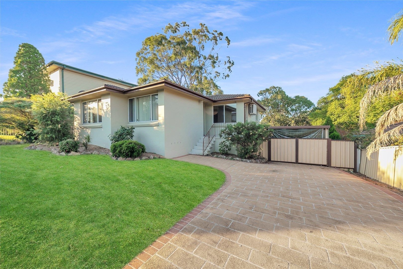 33 LILLYVICKS CRESCENT, Ambarvale NSW 2560, Image 0