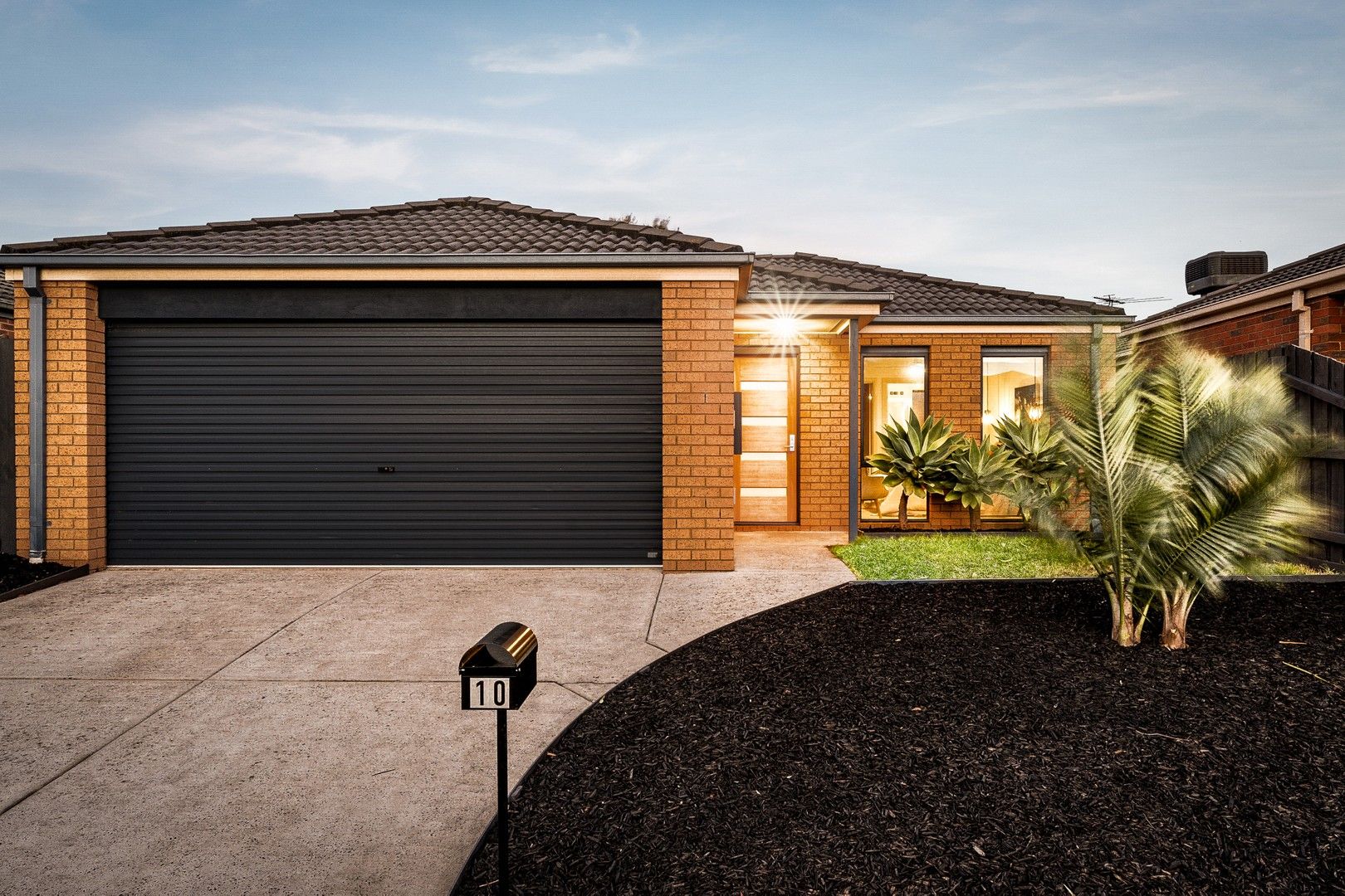 4 bedrooms House in 10 Sir Thomas Drive PAKENHAM VIC, 3810