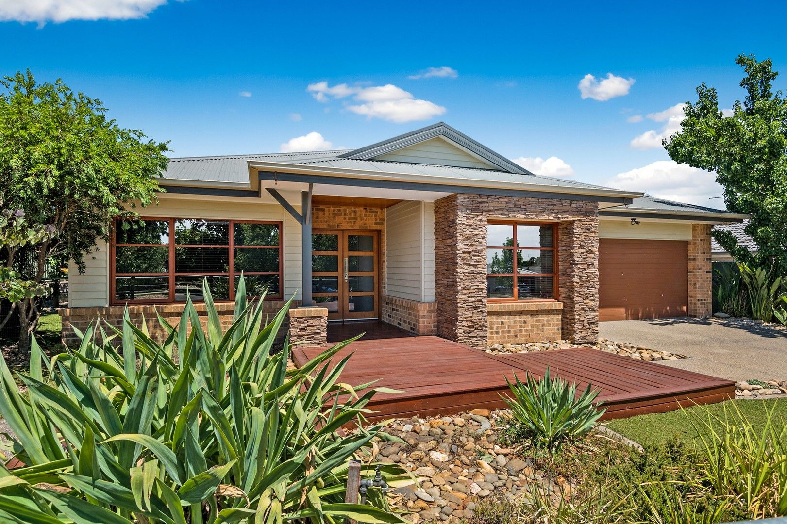 4 bedrooms House in 25 Lanark Drive JUNORTOUN VIC, 3551