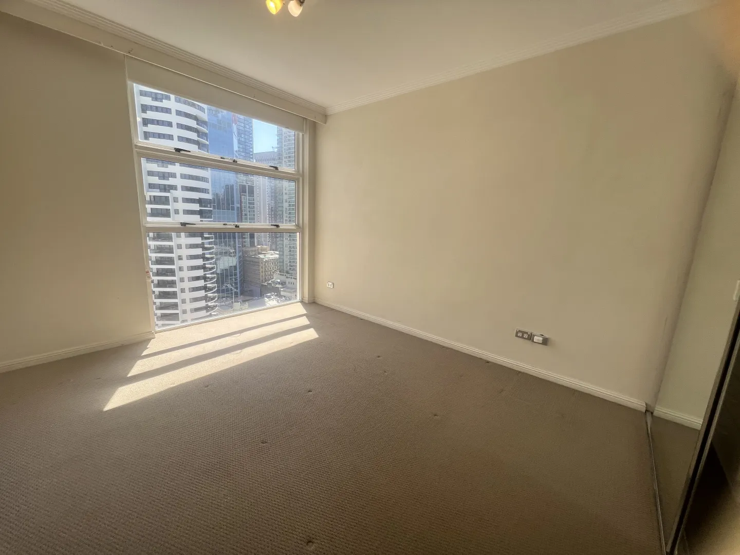 High level North and East Aspect apartment with parking and store room. – pohled 6