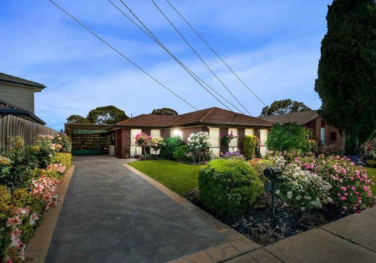 3 bedrooms House in 15 Roscrea Rd MELTON VIC, 3337