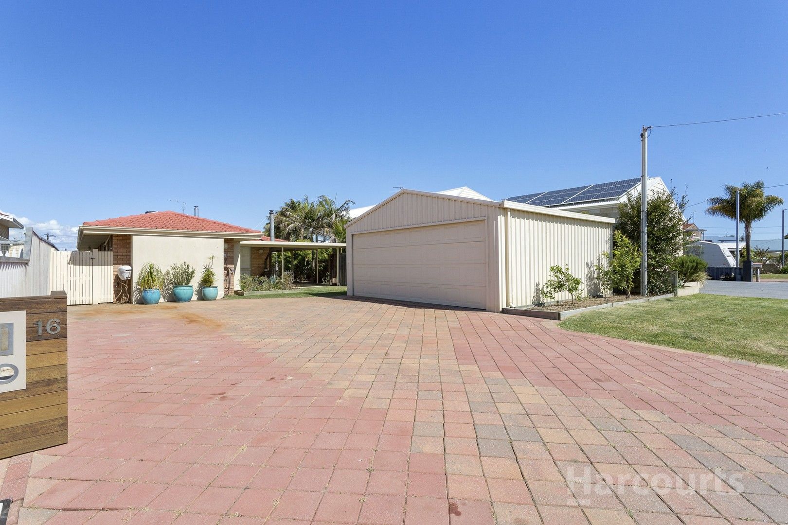 3 bedrooms House in 16 Woolah Place SOUTH YUNDERUP WA, 6208