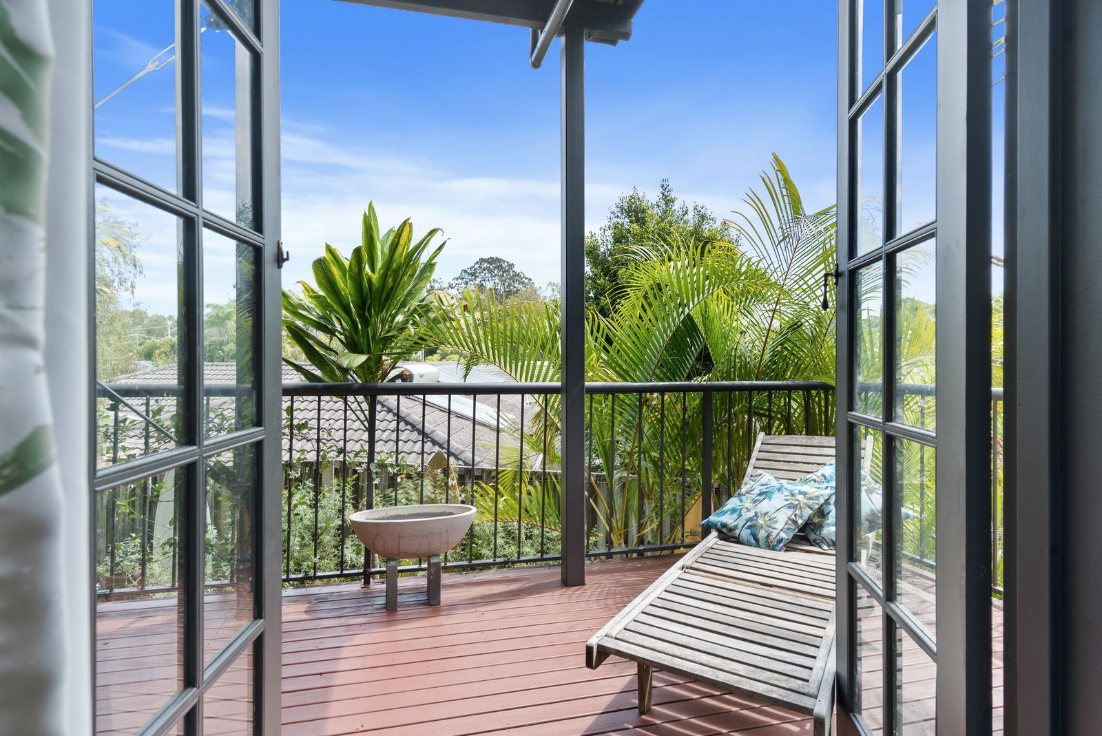 5 bedrooms House in 22 Daphne Court ELANORA QLD, 4221