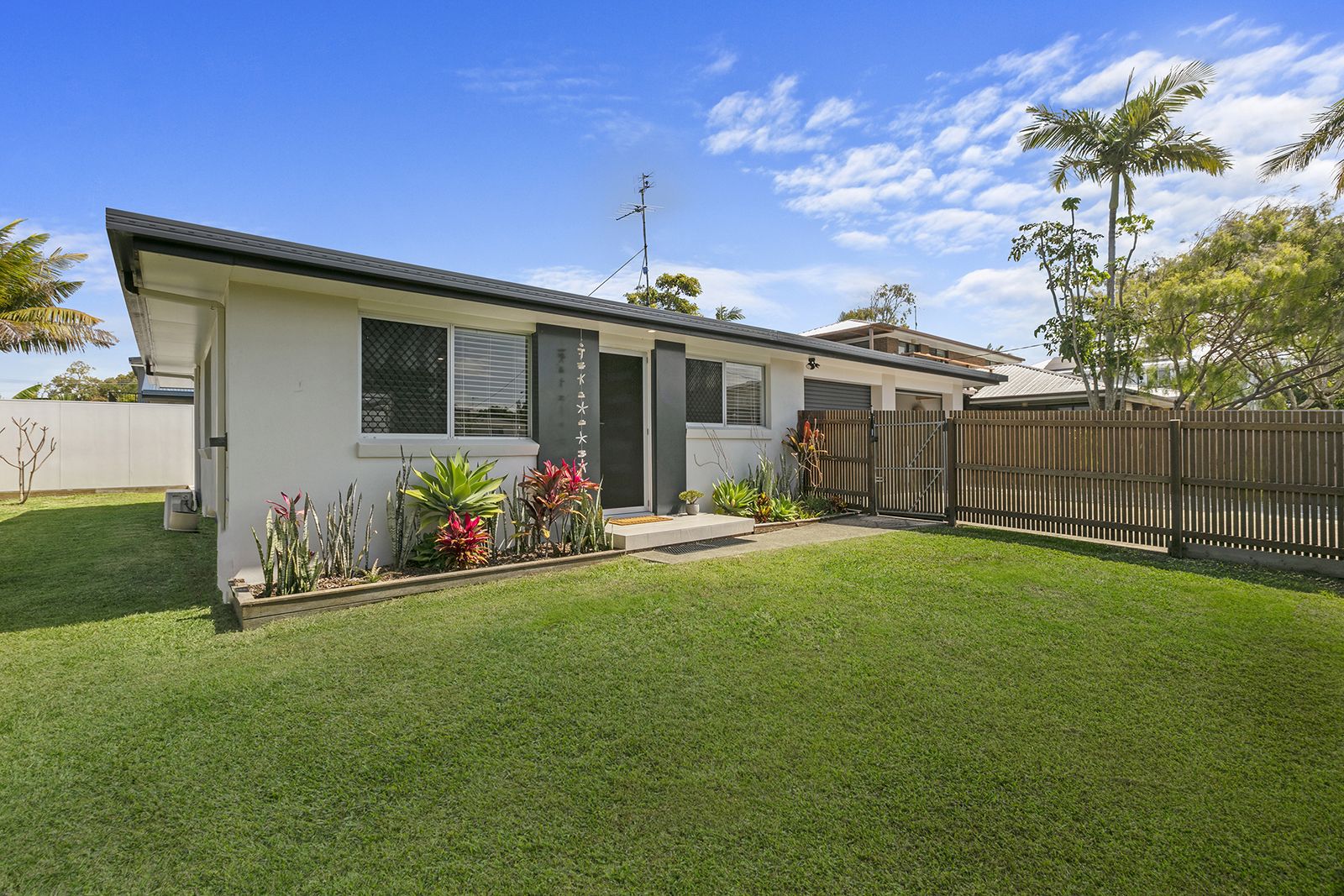 2 Sutherland Street, Dicky Beach QLD 4551, Image 2