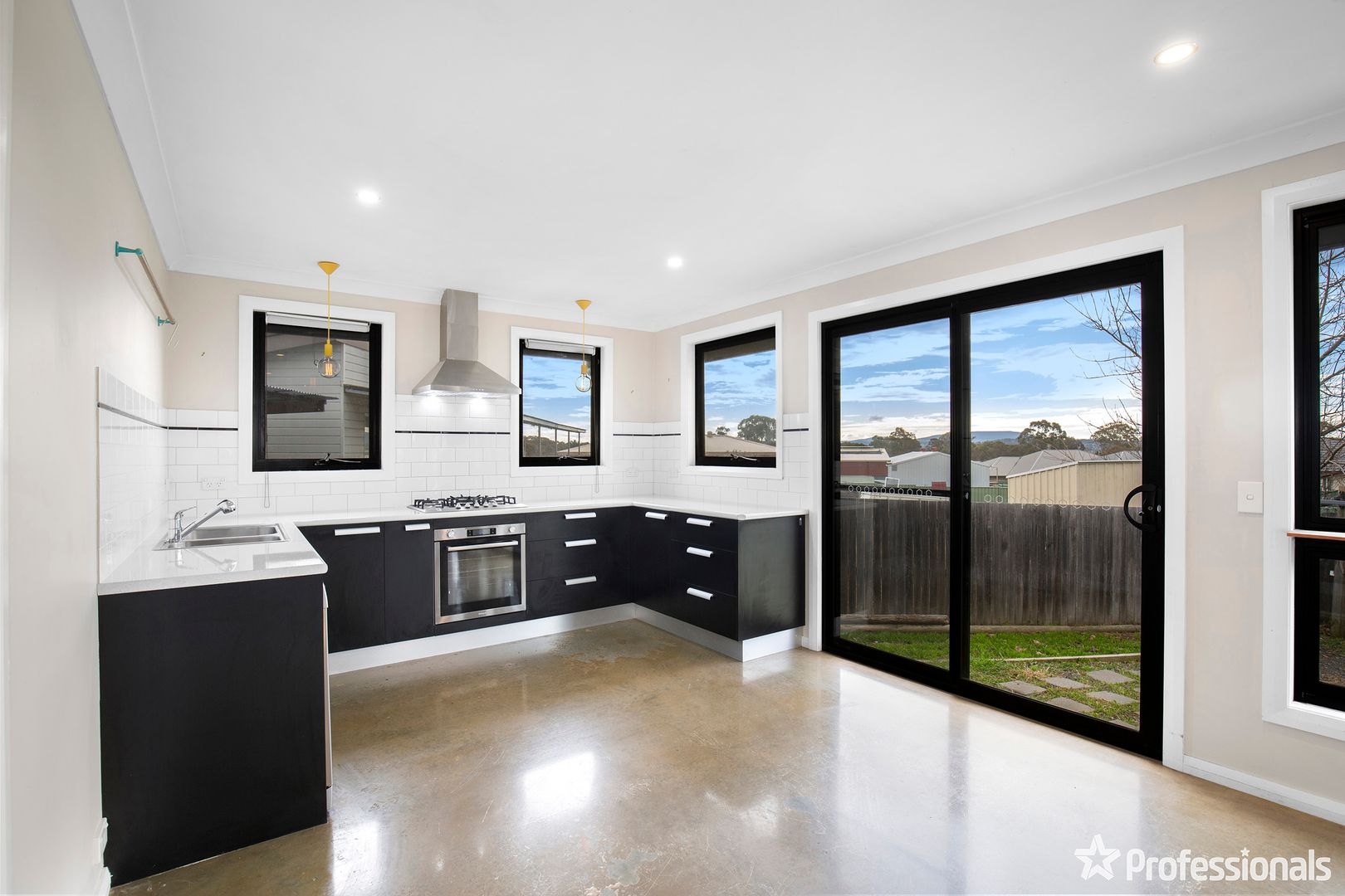 24 Dale Crescent, Armidale NSW 2350, Image 2