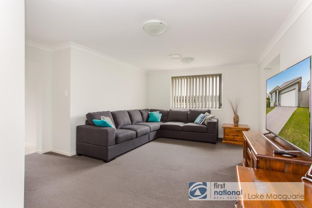 33 Craighill Crescent, Cameron Park NSW 2285, Image 1