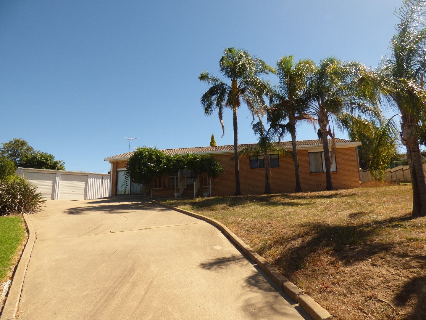 11 Charles Crescent, Young NSW 2594, Image 0