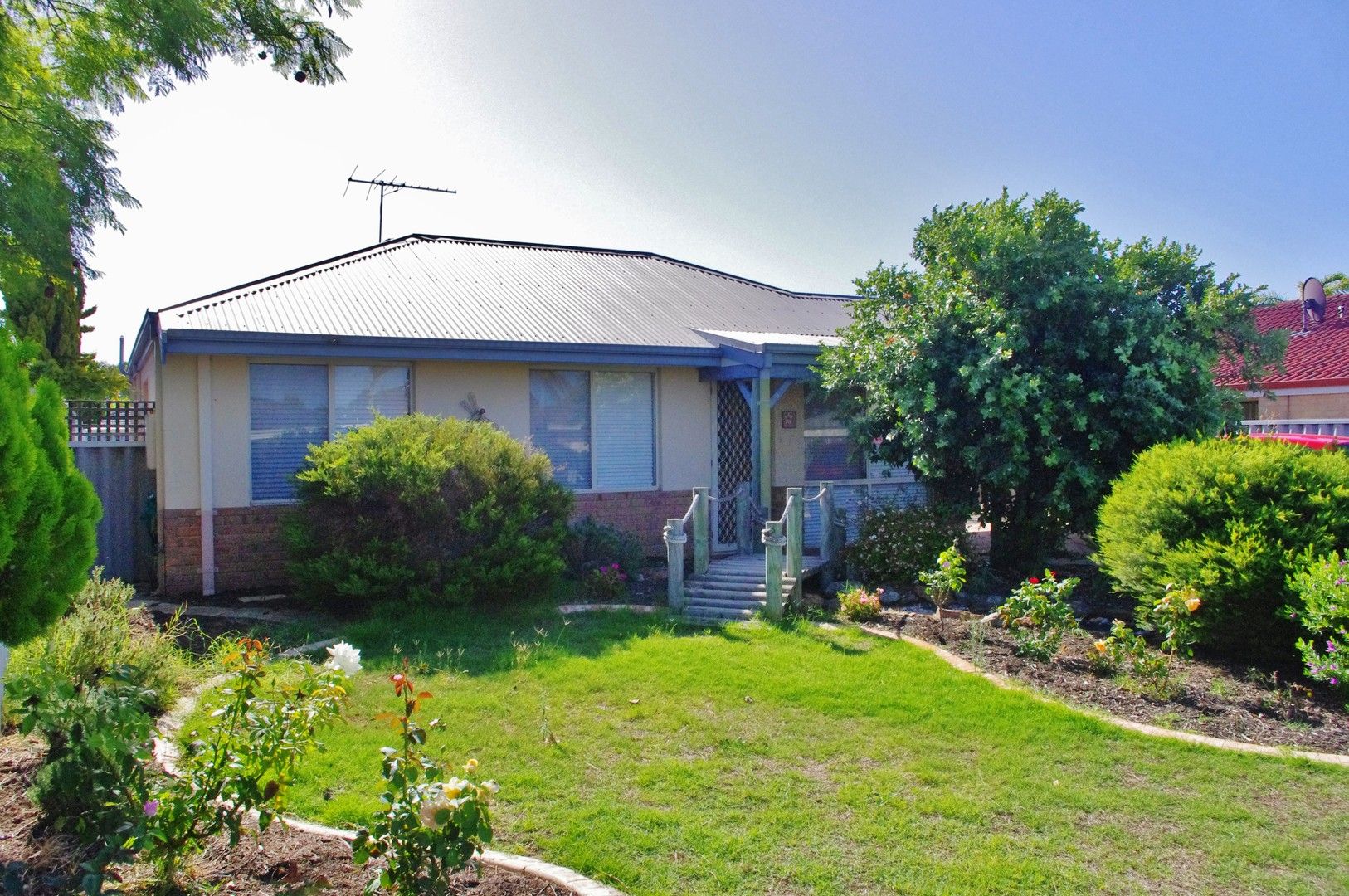 3 bedrooms House in 5 Mauritius Court WAIKIKI WA, 6169