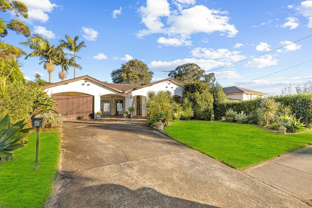 3 bedrooms House in 4 Poinsettia Avenue NORTH ROCKS NSW, 2151