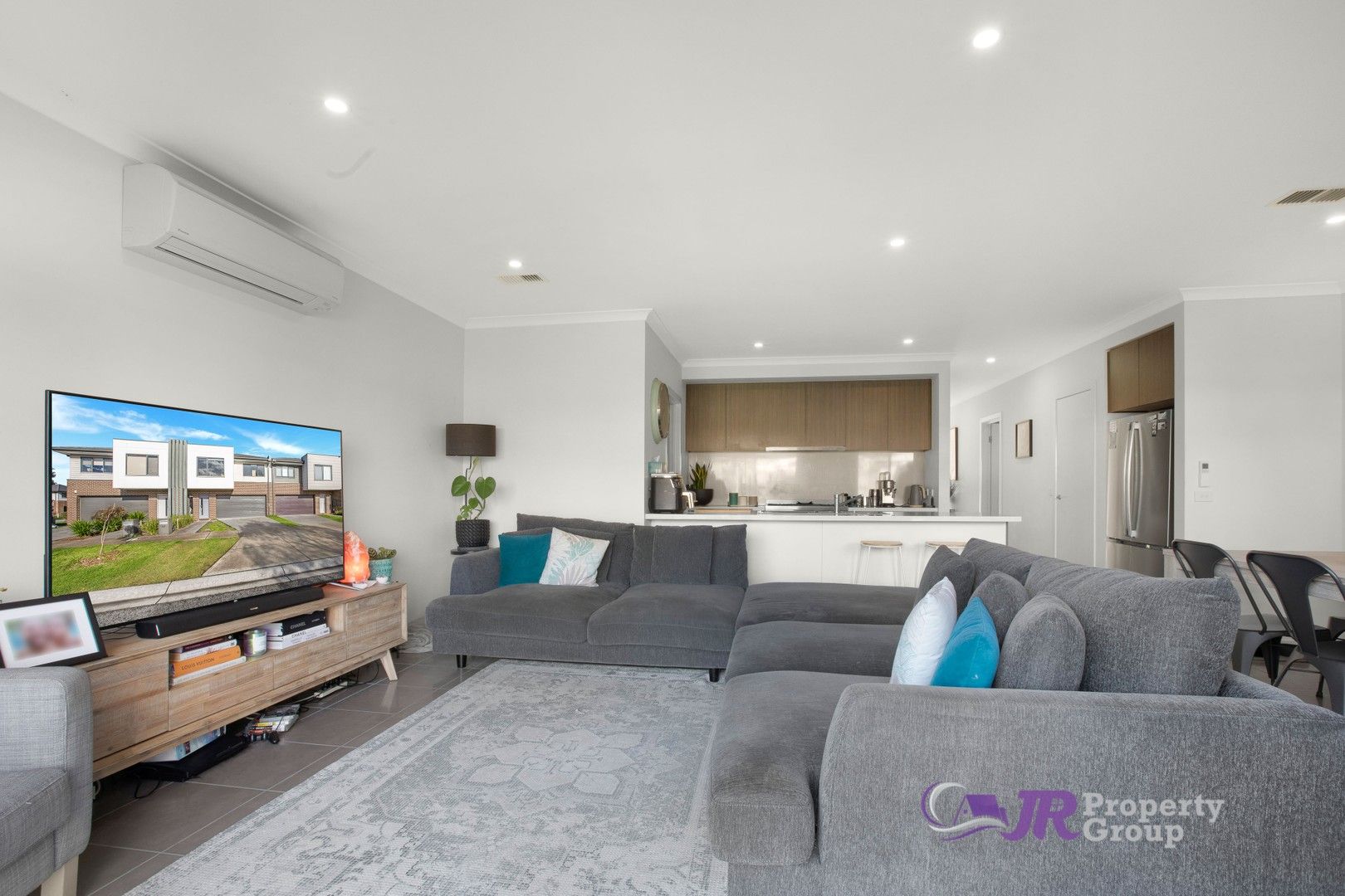 4 bedrooms Townhouse in 42 Linden Drive KEYSBOROUGH VIC, 3173