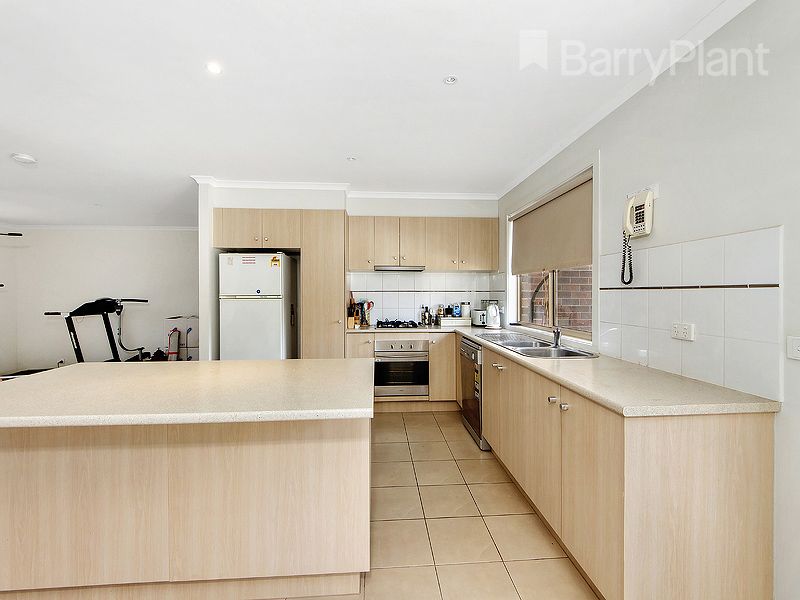 17 Stapehill Court, Deer Park VIC 3023, Image 2