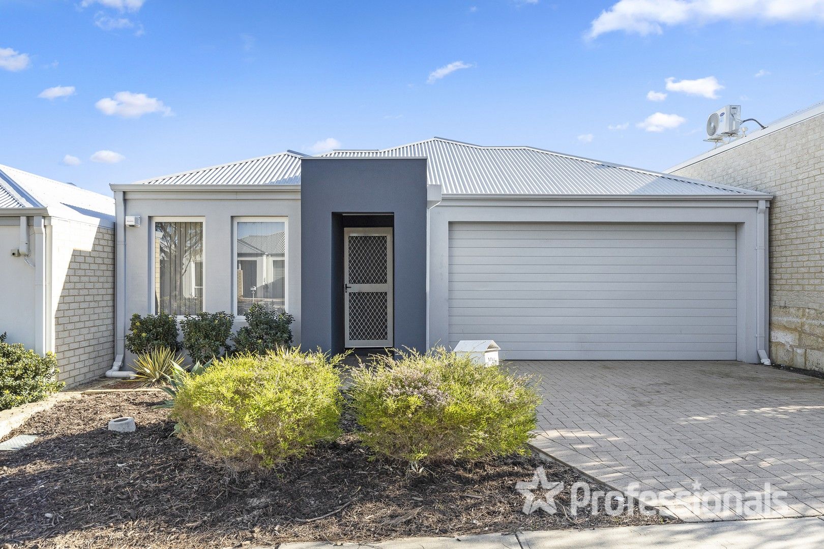 4 bedrooms House in 18 Sugarbush Way YANCHEP WA, 6035