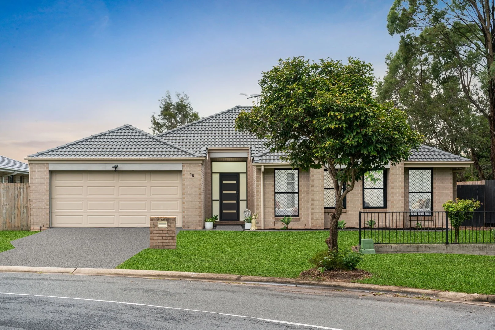 16 Voss Boulevard, Heritage Park QLD 4118