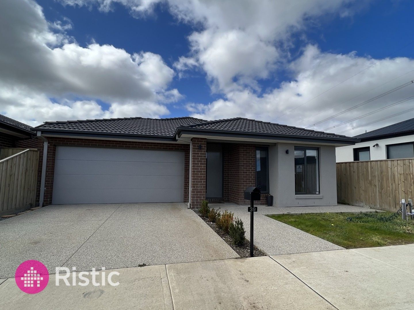 4 bedrooms House in 39 Nectar Street MICKLEHAM VIC, 3064