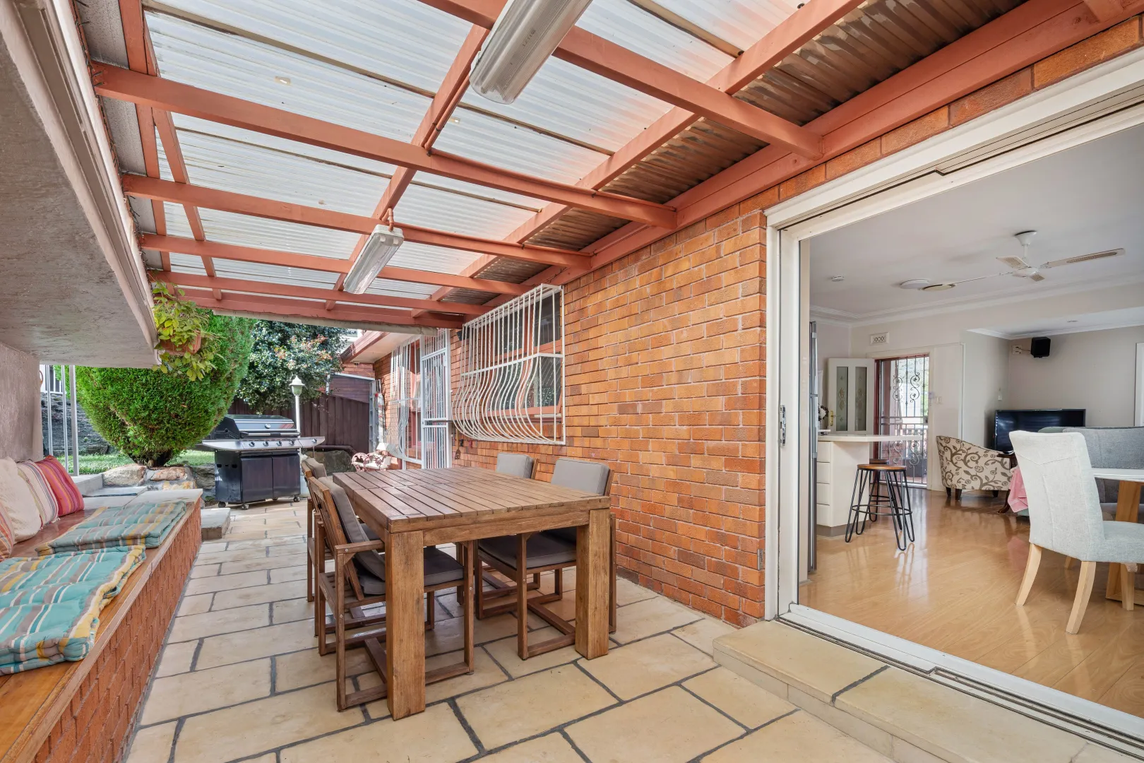 Lovingly Held Family Home in Sought After Location – pohled 6
